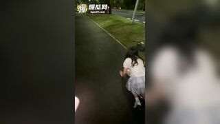 Em gái đi khắp nơi phô dâm và gạ địt