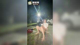 Em gái đi khắp nơi phô dâm và gạ địt