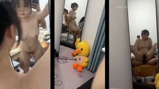 ĐỊT E TRƯỚC GƯƠNG