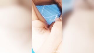 Thanh niên cu to dẫn em học sinh ra bờ ruộng địt nhau, lồn bé xíu mới mọc lông