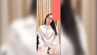 Bạn thân quá nứng rủ video call sex