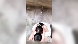 2 đứa làm gì trong ngõ thế