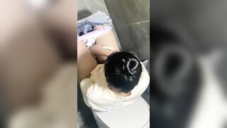 siêu phẩm quay lén các em xinh đi đái nhìn thật thích mắt - phần 7