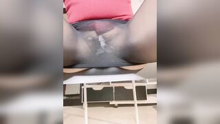 Em gái thủ dâm sướng lồn té đái luôn