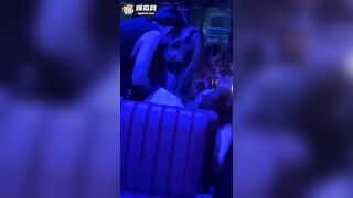 em sinh viên say rượu some luôn trong quán bar