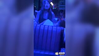 em sinh viên say rượu some luôn trong quán bar