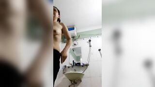 Chị gái máy bay quay cảnh mình tắm để gạ trai địt