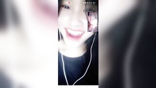 Nhỏ em họ biểu cảm khi được dạy xem sex