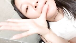 ĐANG ĐI SIÊU THỊ , THÌ LÊN CƠN NỨNG
