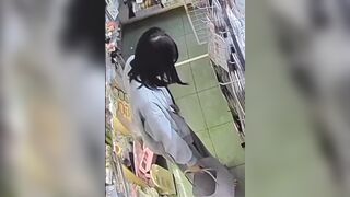Em học sinh bị tràn băng đái trong quần trong tiệm tạp hoá