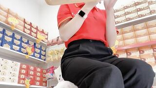 bé nhân viên siêu thị winmart lại thủ dâm ở chỗ làm - phần 11