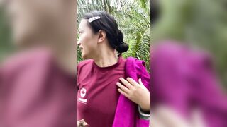Dụ dỗ đụ vợ hàng xóm ngoài vườn vắng.