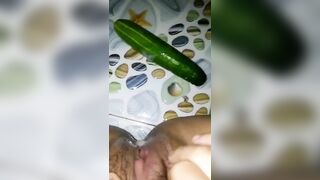 bé rau bến tre vú to lấy chộm dưa leo vào nhà tắm thủ dâm - phần 2