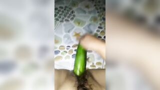 bé rau bến tre vú to lấy chộm dưa leo vào nhà tắm thủ dâm - phần 2