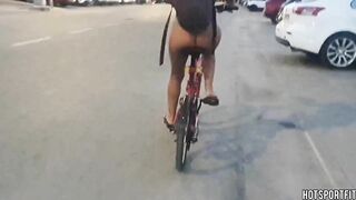 Đi xe đạp nude