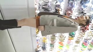 Vào TTTM Quay lén dưới Váy E Nhân viên Văn Phòng, Phát Hiện quần lót ren nứng