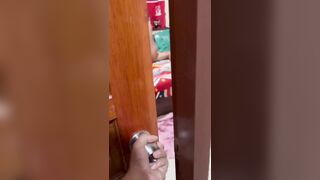 Mở cửa phòng bất ngờ thấy cha ruột, lén mẹ đưa cô hàng xóm về nhà đụ.