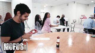 lén đụ em mỹ đen ngay trong phòng đông người