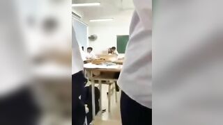 Học sinh ngoan phải tán luôn cô giáo