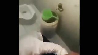 Em gái thèm cu, ra chơi dắt ngay người yêu vào wc để bú