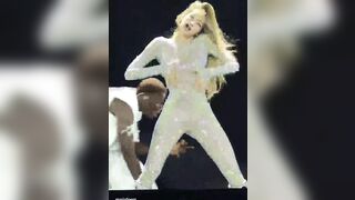 LISA và bộ outfit cực tốn tinh trùng