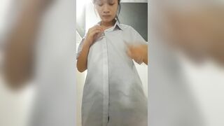 Gái xinh vừa đi học về là vào wc show lồn ngay