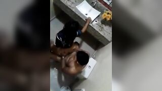 Quay lén thằng bạn đị nhau với gái trong nhà vệ sinh