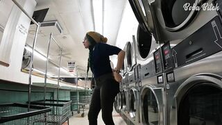Em gái xinh lột sạch đồ cho vào máy giặt công cộng