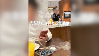 Ck vô tư bấm điện thoại trên bàn ăn mà k biết vợ dâm mình bị thằng b thịt ở sau lưng