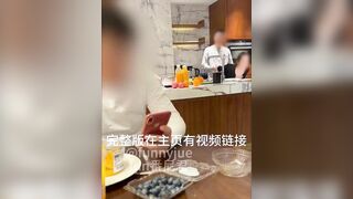 Ck vô tư bấm điện thoại trên bàn ăn mà k biết vợ dâm mình bị thằng b thịt ở sau lưng