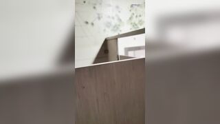 Dâm nữ dâm đãng vào trong TTTM gạ đụ người lạ vào nhà vệ sinh đụ public