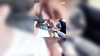 Dâm nữ vú bự nứng lồn cùng bạn trai sờ mò bú cặc public trên taxi phía sau a tài xế 2