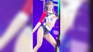 Lisa cực dâm với chiếc quần diễn ngắn đến háng
