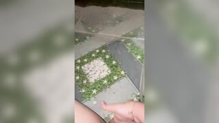Thủ dâm bắn cả nước đái.