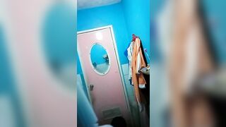 Quay lén chị vú to tắm 5