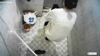 Đặt cam quay lén trg nhà tắm quay lén nhỏ em họ mới lớn cực xinh,cặp vú mũm mĩm quá