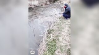 Gái dâm ra bờ sông gạ ông chú đg câu cá cho sờ hàng dâm bú cặc gạ đụ public