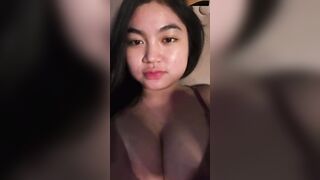 Call video cùng con bạn thân vú to