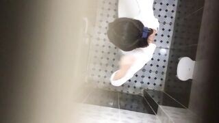 quay lén đứa em họ lớp 11 thay áo dài chuẩn bị đi học