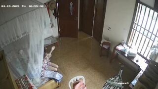 hack cam nhà đứa em họ thấy nó đang thay đồ để đi học