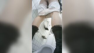 quay lén mấy em gái xinh đi đái em nào đít cũng tròn - phần 16