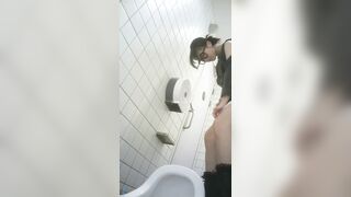 quay lén mấy em gái xinh đi đái em nào đít cũng tròn - phần 16