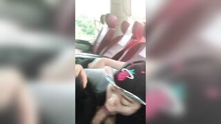Đi xe bus mà nứng quá nên nhờ em ghệ dâm cúi xuống bú cu public trên xe