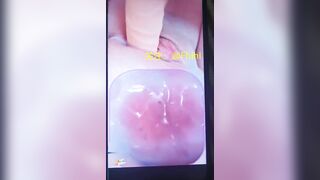 Vừa móc lồn vừa xem bên trong cái âm hộ dâm đãng nhiều sữa đặc