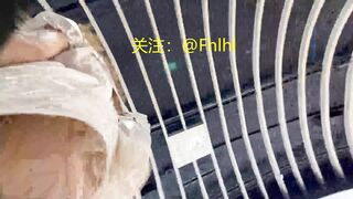 Quay lén quần lót em gái trẻ xinh phòng thủ hớ hênh trong trung tâm thương mại