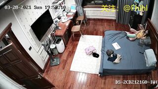 Hack cam quay lén phòng ngủ em teen dâm k mặc đồ lót vừa xem sex vừa sờ bím dâm