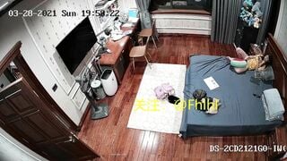 Hack cam quay lén phòng ngủ em teen dâm k mặc đồ lót vừa xem sex vừa sờ bím dâm