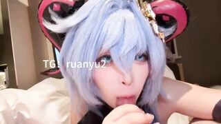 Em teen cosplay cực dâm bú cặc liếm láp cu a không chừa chỗ nào còn liếm cả vú anh