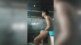 Về nhà bạn 16 tuổi được bạn gái cho ra chuồng heo đụ luôn.