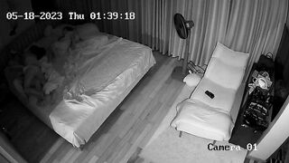 Hack cam phát hiện đôi vợ ck dâm VN tranh thủ nữa đêm con trai đg ngủ thì đè ra đụ p1